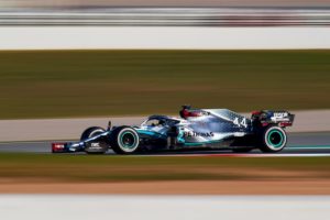 Formula 1. La Mercedes di Hamilton si guida da sola? Il giallo del volante mobile