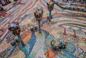Arezzo, furgoncino finisce fuori strada e danneggia il mosaico più grande d'Europa