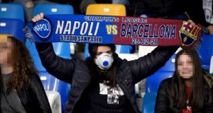 Coronavirus, Napoli-Barcellona: tifosi allo stadio con mascherina FOTO
