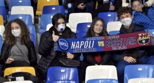 Coronavirus, Napoli-Barcellona: tifosi allo stadio con mascherina FOTO