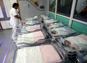 Meno italiani: 116mila in un anno e ogni 100 decessi solo 67 nuovi nati. Sprofonda il numero di donne in età fertile 