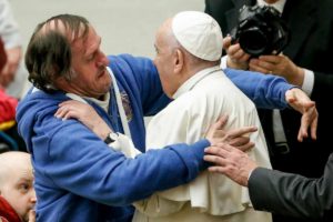 Papa Francesco, chi è l'uomo che lo ha baciato sulla fronte. La FOTO fa il giro del web