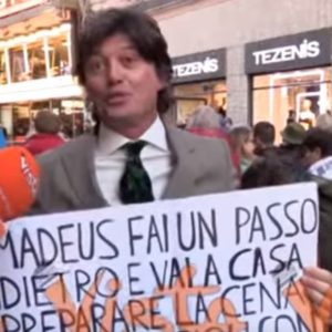 Pedro Valti a Sanremo, l'ex concorrente de L'Eredità contro Amadeus VIDEO