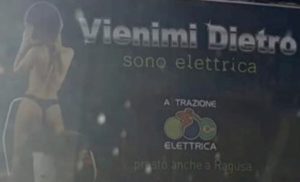 Ragusa, scandalo per i cartelloni pubblicitari: "Vienimi dietro, sono elettrica"
