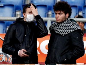 Roma-Lecce, effetto Coronavirus: tifosi allo stadio con la mascherina FOTO