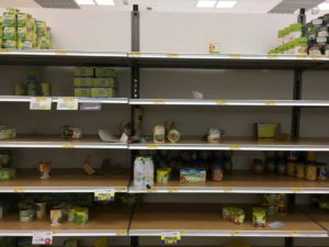 Coronavirus, a Milano assalto ai supermercati: scaffali vuoti, lunghe file alle casse