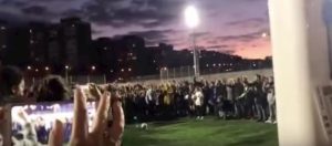 Il sindaco di Madrid inaugura un campo da calcio ma il rigore è comico VIDEO