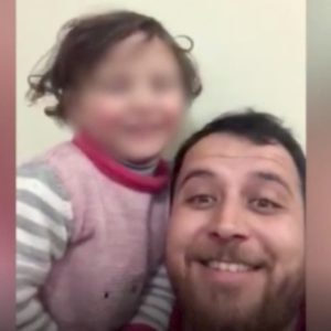 Siria, cadono le bombe: un papà le trasforma in gioco per far ridere la figlia VIDEO