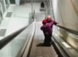 Torino, costretto a portare in braccio la figlia disabile sulle scale mobili perché l'ascensore della metro è rotto VIDEO