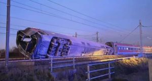 Frecciarossa deraglia a Livraga sulla Milano-Salerno: morti i due macchinisti, passeggeri intrappolati
