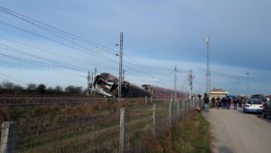 Treno deragliato a Livraga: cancellazioni e ritardi per alta velocità e regionali