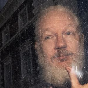 Assange condannato due volte. L’estetica del tribunale è il messaggio