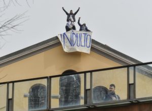 Coronavirus, rivolte nelle carceri: 7 detenuti morti a Modena, agenti ostaggio a Melfi