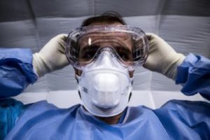 Coronavirus, mancano mascherine: laboratori in carcere riconvertiti per produrle. La proposta