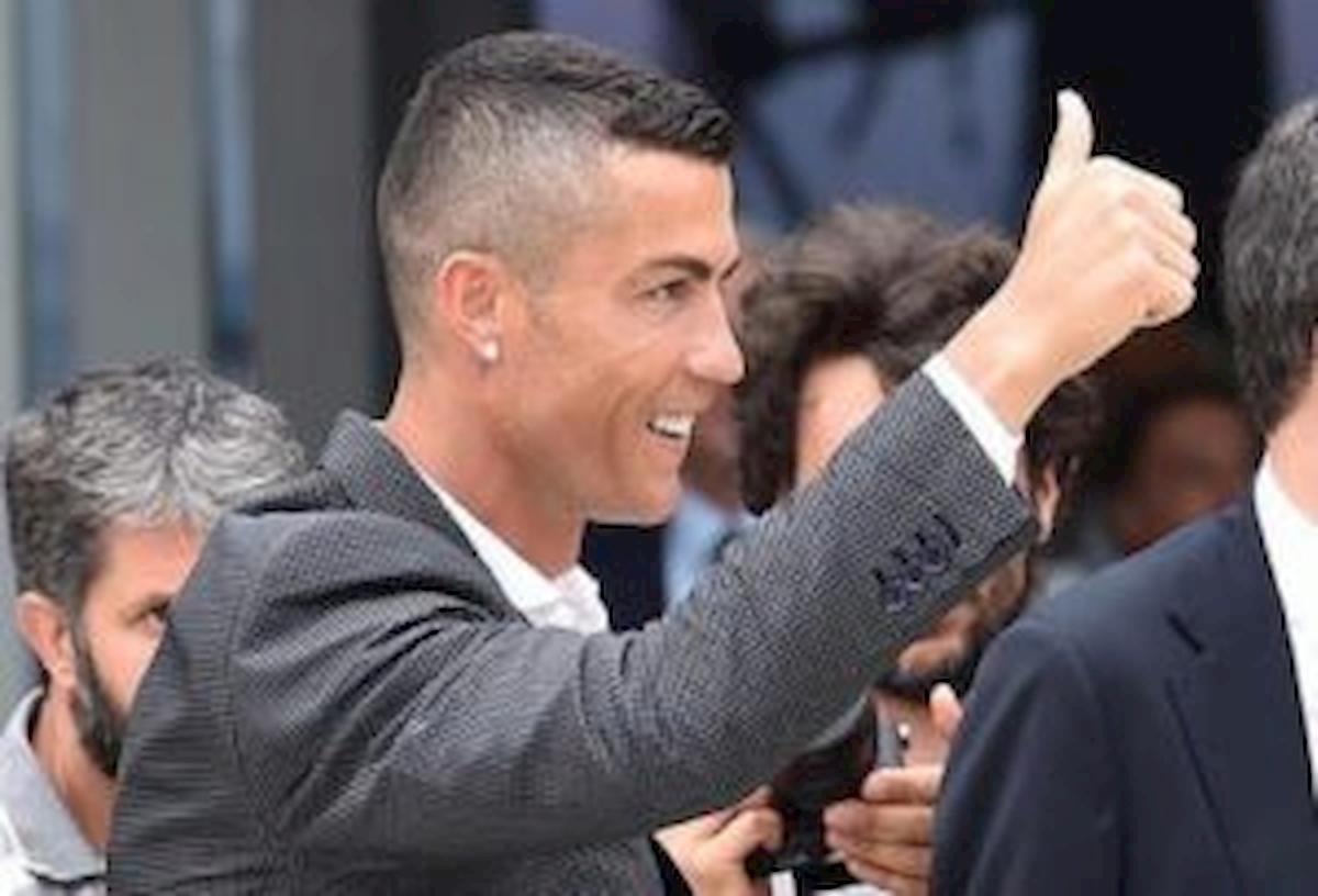 Coronavirus, calciatori Juventus si tagliano stipendio: Cristiano Ronaldo rinuncia a più di 10 milioni di euro