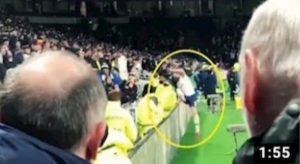 Tottenham, Dier come Cantona: sale in tribuna per affrontare tifoso VIDEO