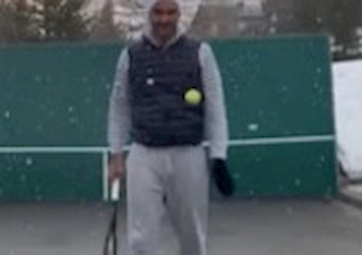 Coronavirus, Federer palleggia sotto la neve durante la quarantena VIDEO