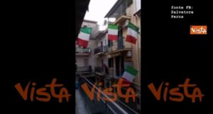 Coronavirus, flash mob contro la paura: in Italia tutti al balcone a cantare l’inno di Mameli VIDEO