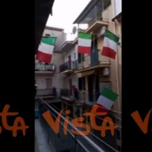 Coronavirus, flash mob contro la paura: in Italia tutti al balcone a cantare l’inno di Mameli VIDEO