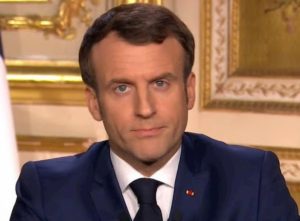 Coronavirus, Macron chiude i francesi come in Italia: "Siamo in guerra, ma vinceremo". E rinvia le riforme