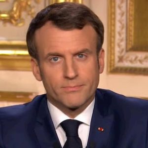 Coronavirus, Macron chiude i francesi come in Italia: "Siamo in guerra, ma vinceremo". E rinvia le riforme