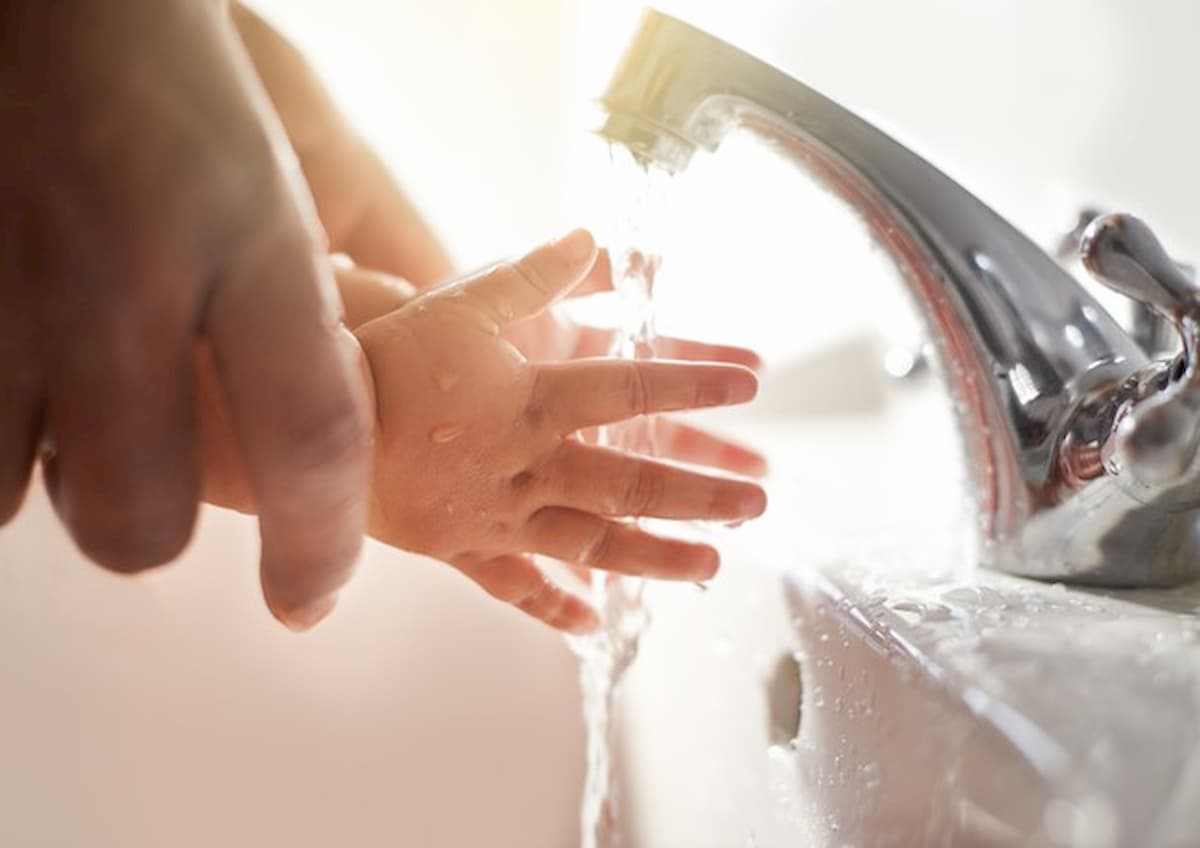 Mani secche e screpolate per troppi lavaggi e igienizzanti? Come curarle: creme e saponi ad hoc