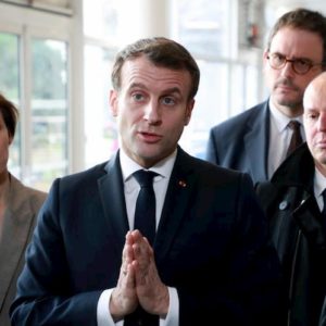 Coronavirus, i francesi non ci credono, Macron chiude tutto. Ma non le elezioni