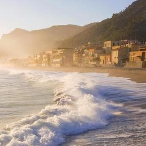 Coronavirus a Genova, vietato nuotare in mare, quando la paura supera il buonsenso