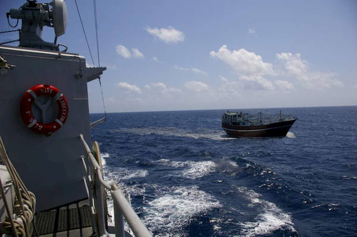 Golfo di Guinea, la Marina italiana sventa un assalto di pirati ad un mercantile greco