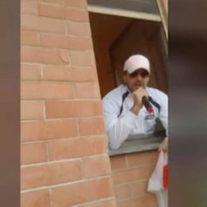 Metroman canta "Pazza Inter" dalla finestra del bagno VIDEO
