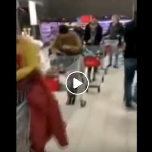 Supermercati Milano: lunghe code col carrello ma niente assalti come a inizio emergenza VIDEO