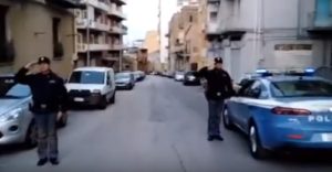 Coronavirus, applausi per la polizia ad Agrigento che si ferma e si mette sull'attenti VIDEO 