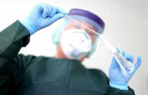 Coronavirus, petizione #FuoriDalBuio: "Autorizzate tamponi a tutti i laboratori in grado di farli"