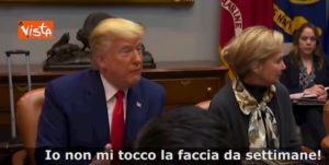 Coronavirus, Trump scherza: "Non mi tocco la faccia da settimane. Mi manca" VIDEO