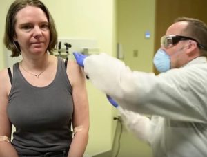 Coronavirus, parte la sperimentazione del vaccino a Seattle (Usa): prima dose ad una volontaria VIDEO