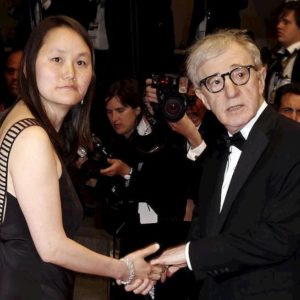 Woody Allen, nel suo libro la storia d'amore con la figlia adottiva di Mia Farrow