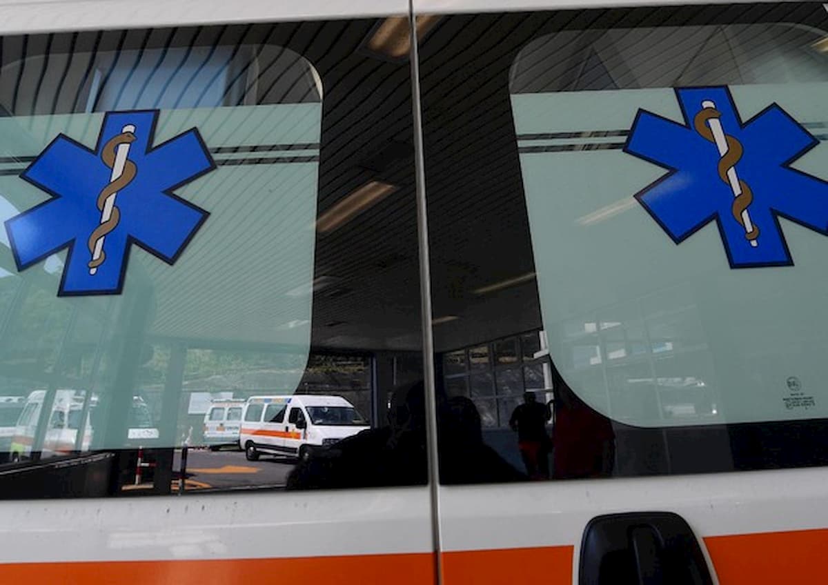 Sesto San Giovanni, ambulanza viene tamponata da auto che si ribalta: 5 contusi