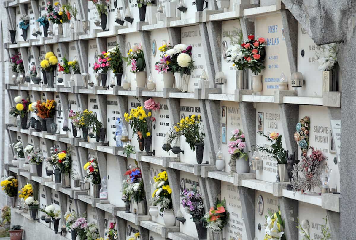 Troppi morti, i cimiteri non reggono l'urto. Si fa spazio in deroga a limiti e regolamenti