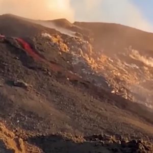 Etna, colata lavica dal nuovo cratere di Sud-Est. Il video