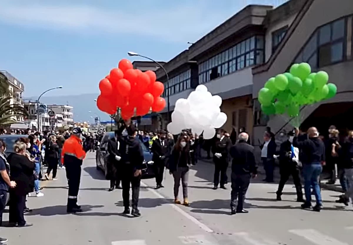 Saviano (Napoli), sindaco medico muore di coronavirus: folla ai funerali VIDEO