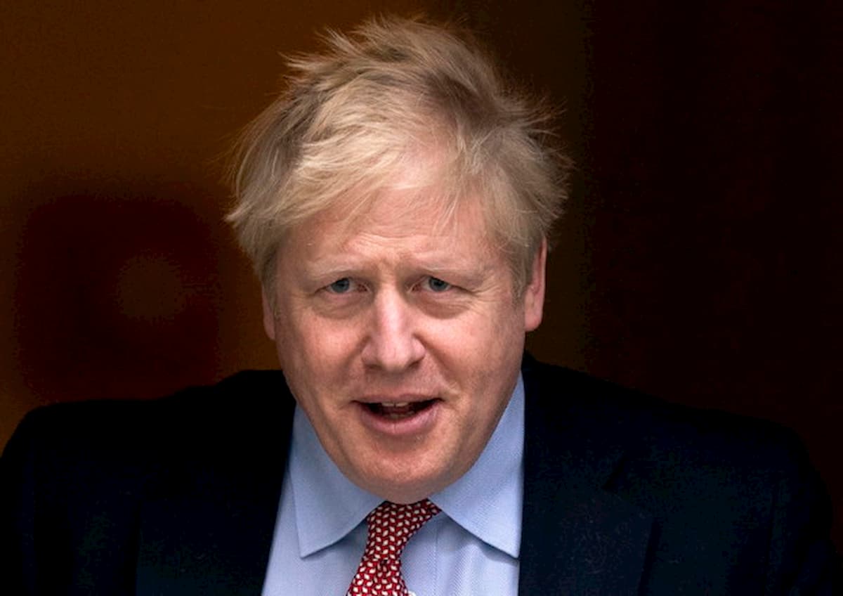 Coronavirus, Boris Johnson "non è attaccato ad un ventilatore": la precisazione del ministro Gove