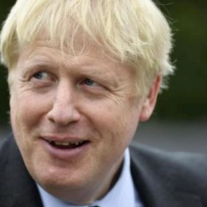 Coronavirus, Boris Johnson in ospedale: ha ancora febbre alta e tosse