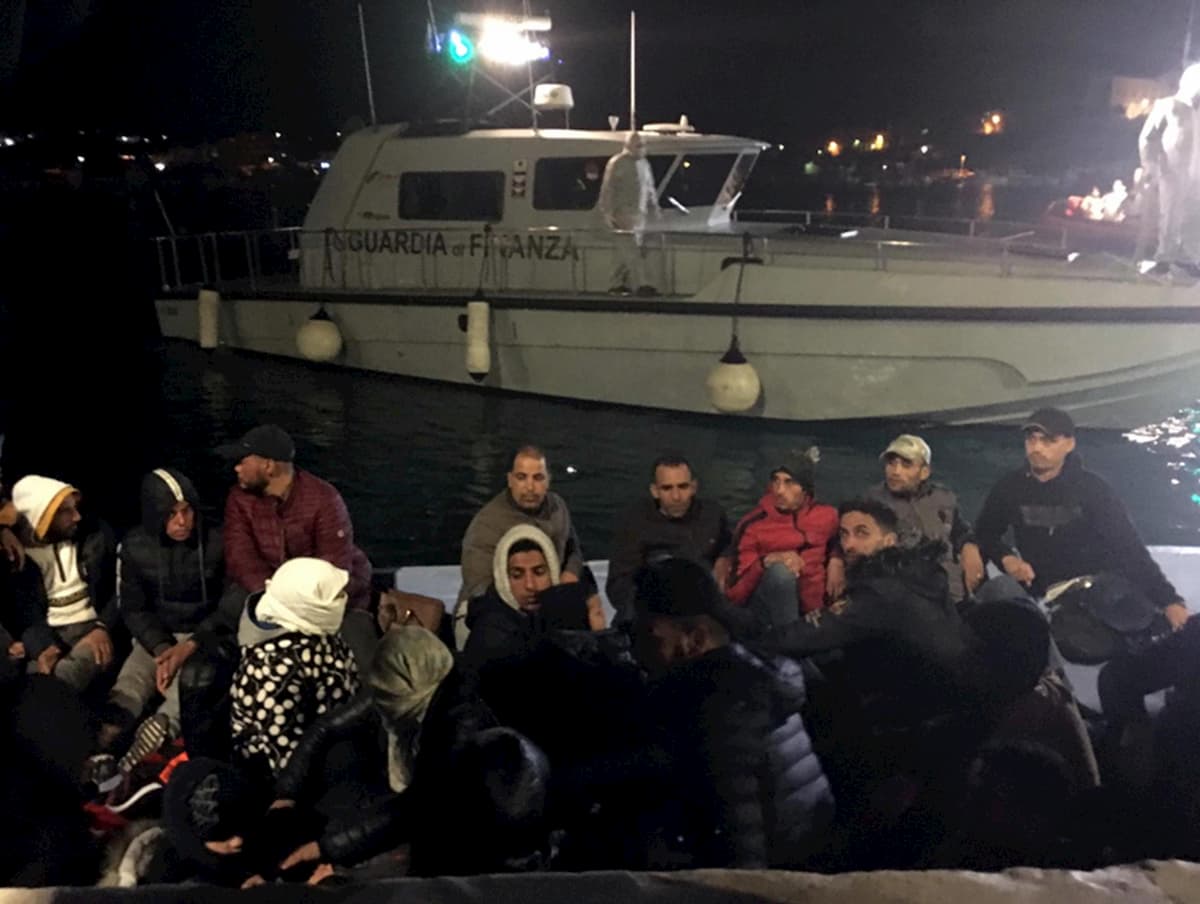 Migranti: porti chiusi, Italia non è sicura. Il decreto: no sbarchi, stop Ong