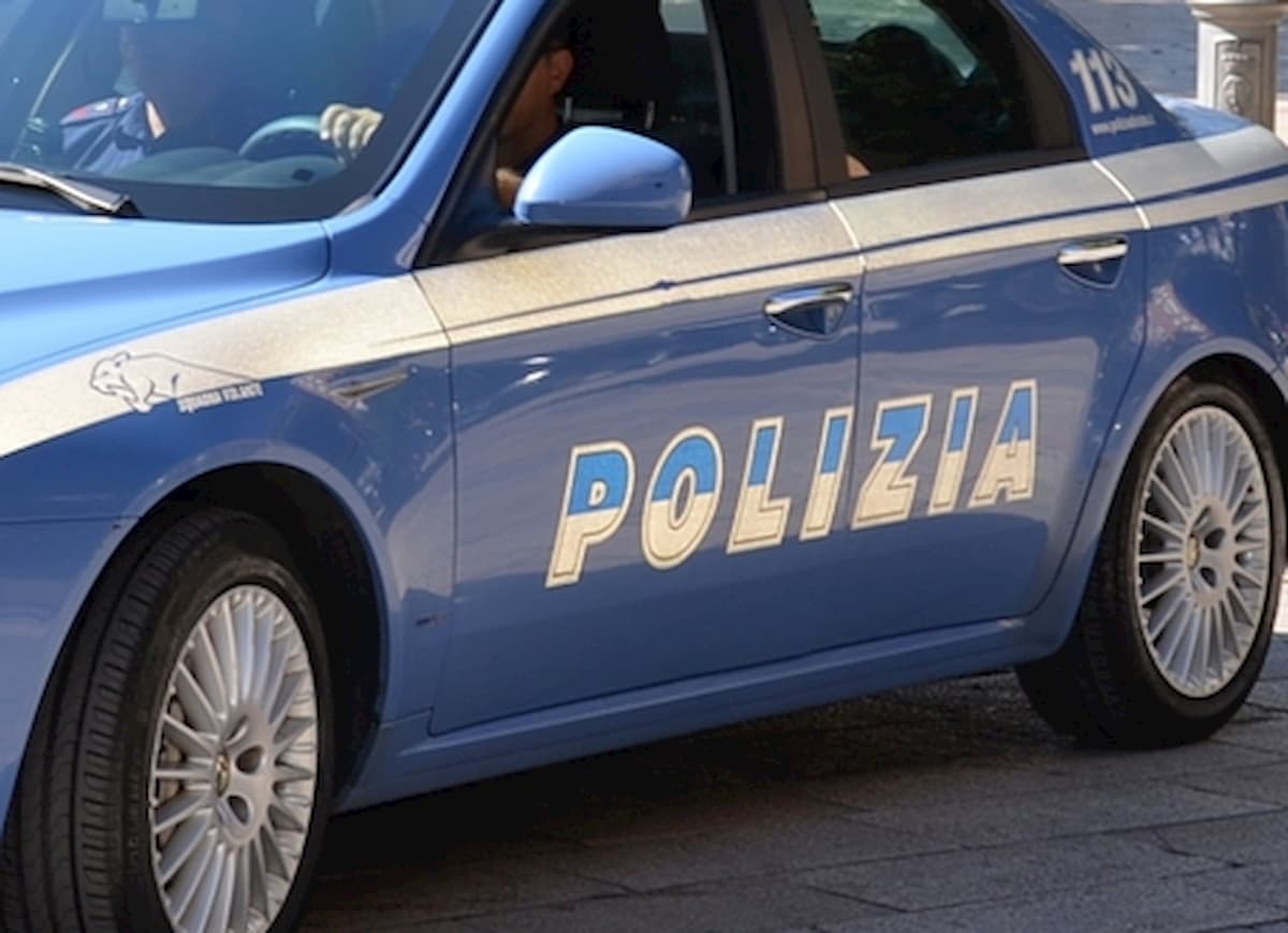 Napoli: agenti sventano rapina in banca, ma durante l'inseguimento si scontrano coi ladri e un poliziotto muore