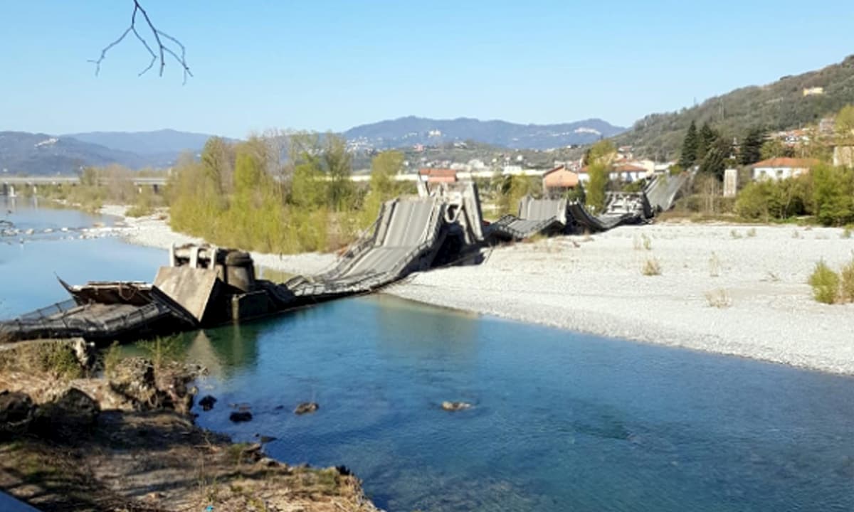 Albiano Magra, ponte crolla sulla strada provinciale 70: due furgoni precipitati, ma nessuno morto