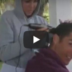Cristiano Ronaldo si fa tagliare i capelli da Giorgina
