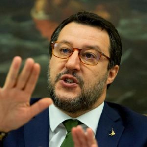 Matteo Salvini sfodera gli occhiali in conferenza stampa