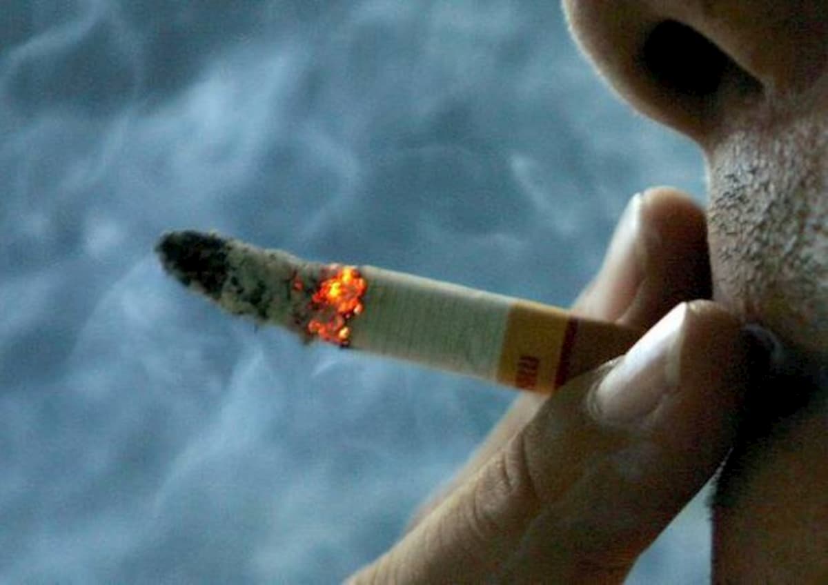 Milano, non si fuma: quei 10 metri impossibili e immaginari del no alla sigaretta