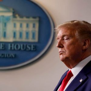 Trump annuncia stop all'immigrazione contro il "nemico invisibile"
