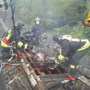 Pavia, vigili del fuoco spengono un incendio su un tetto VIDEO
